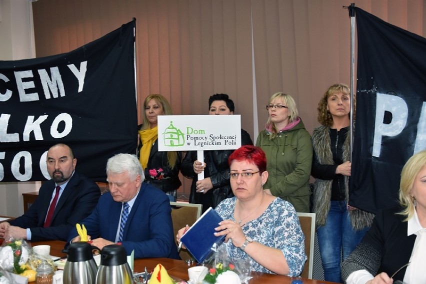 Sesja Rady Powiatu Legnickiego z protestem w tle [ZDJĘCIA]