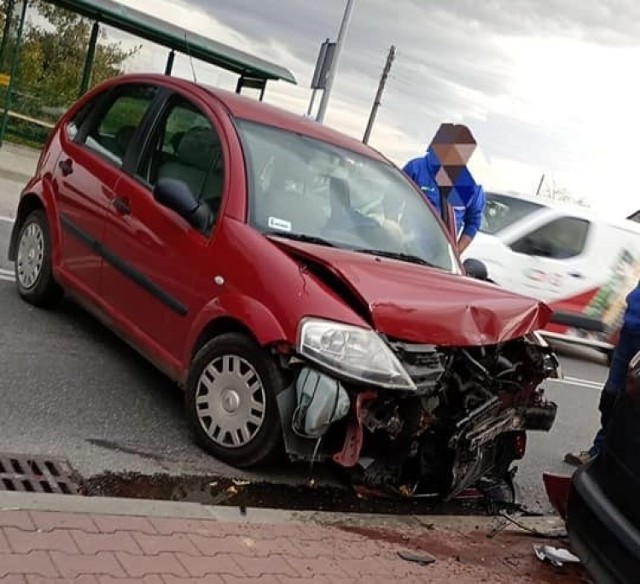 Na ul. Kęckiej w Bielanach (gmina Kęty) w ciągu drogi wojewódzkiej 948 zderzyły się dzisiaj, 31 października dwa samochody