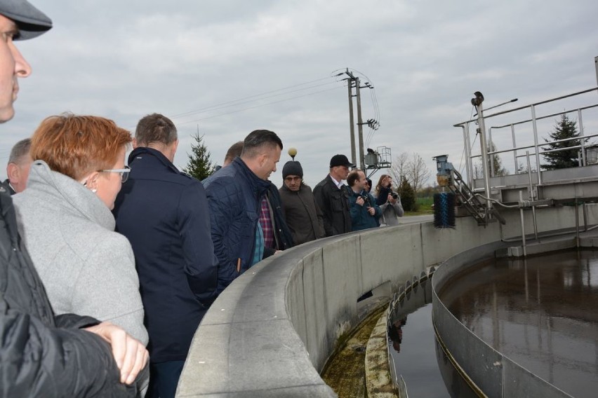 Radni z Koźmina Wlkp. obejrzeli infrastrukturę wodociągową i punkt zbiórki odpadów