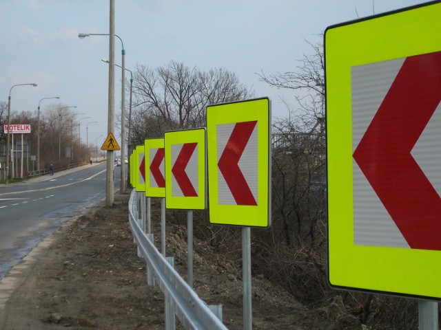 Nowe tablice ostrzegawcze i barierki energochłonne przed wiaduktem (ul.Armii Krajowej)