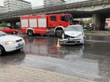 Zderzenie na rondzie w Opolu. Kierowca mitsubishi wymusił pierwszeństwo na aucie nauki jazdy