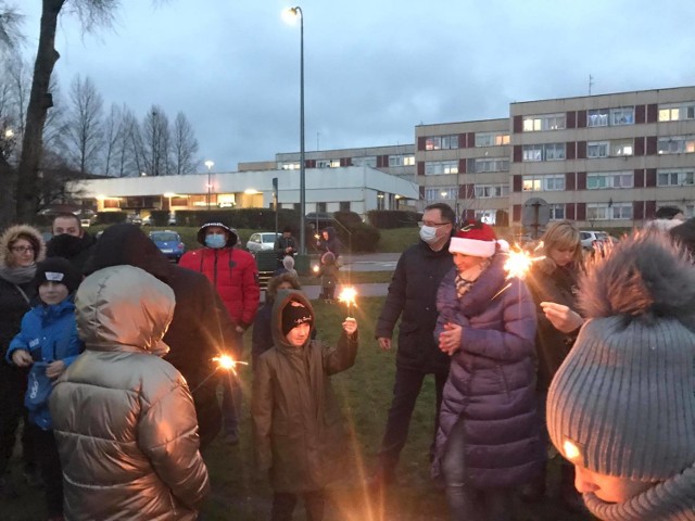 Świąteczne spotkanie na osiedlu Młodych Hutników w Ząbkowicach Zobacz kolejne zdjęcia/plansze. Przesuwaj zdjęcia w prawo - naciśnij strzałkę lub przycisk NASTĘPNE