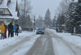 Atak zimy w Zakopanem. Fatalne warunki na drogach. Drogowcy nie nadążają z odśnieżaniem ZDJĘCIA