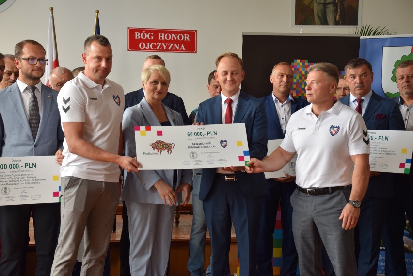 Północ regionu otrzymała wsparcie. W Dąbrowie samorządowcy i działacze sportowi odebrali symboliczne czeki warte łącznie 2,5 mln zł