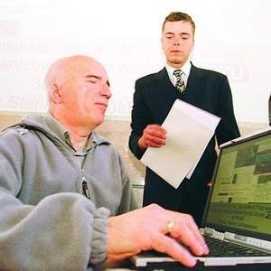 Łukasz Osowski (z prawej), dyrektor IVO Software, wraz z Ryszardem Kowalikiem prezentują obsługę przeglądarki dla niewidomych.  
Fot. Tomasz Bołt