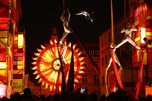 Raz w roku, na warszawskich ulicach, pojawiają się magiczne scenografie i postaci nie z tej ziemi. Wszystko to, za sprawą wydarzenia z dwudziestoletnią historią. Festiwal Sztuka Ulicy organizowany jest od 1993 roku.

Czytaj też: Warszawa 9-11 września. Polecamy najciekawsze wydarzenia w stolicy! [PRZEGLĄD]

Zobaczcie też: Farma Iluzji-tak wygląda letni raj dla twojego dziecka. A to wszystko pod Warszawą! [ZDJĘCIA, WIDEO]
