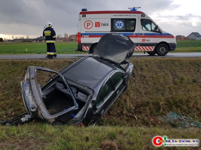 Do wypadku doszło w środę o godz. 13.10 na drodze krajowej nr 45 w Kuniowie pod Kluczborkiem. 

Na łuku drogi kierowca renault megane, jadący od strony Kluczborka, stracił panowanie nad kierownicą, wypadł z drogi, i rozbił się w przydrożnym głębokim rowie.

Kierowca z obrażeniami został odwieziony karetką do szpitala. 

Straty materialne oszacowano na 5 tysięcy zł.

Strażacy podają, że przyczyną wypadku najprawdopodobniej była nadmierna prędkość i niezachowanie zasad bezpieczeństwa w ruchu drogowego.

Dokładne przyczyny zbada kluczborska policja. 



