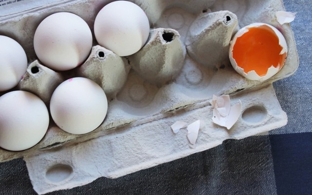 Jednym z przejawów starzenia się jaj jest wielkość komory powietrznej – w jaju świeżym nie powinna być większa niż 3-5 mm, podczas gdy w jaju przechowywanym (szczególnie w wysokiej temperaturze, nawet pokojowej) może sięgać aż do 9-10 mm.