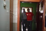 Schronisko w Gnieźnie malują wolontariusze i prezes banku