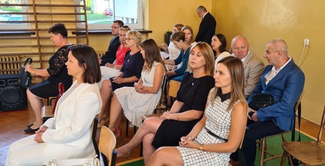 Tradycyjnym apelem rozpoczął się nowy rok szkolny w Liceum Ogólnokształcącym imienia Marii Curie-Skłodowskiej w Kazimierzy Wielkiej