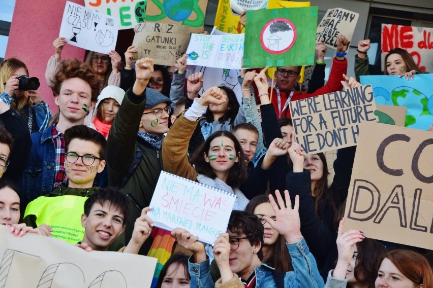 Młodzieżowy Strajk Klimatyczny w Sieradzu 2019. Uczestnicy z postulatami pojawili się na pl. Wojewódzkim (zdjęcia)