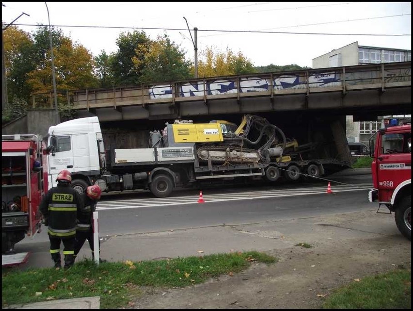 Wałbrzych: Ciężarówka utknęła pod wiaduktem (zdjęcia i film)