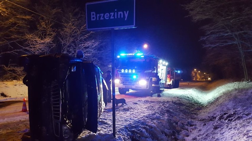 Wypadek w Brzezinach. Dachowało auto