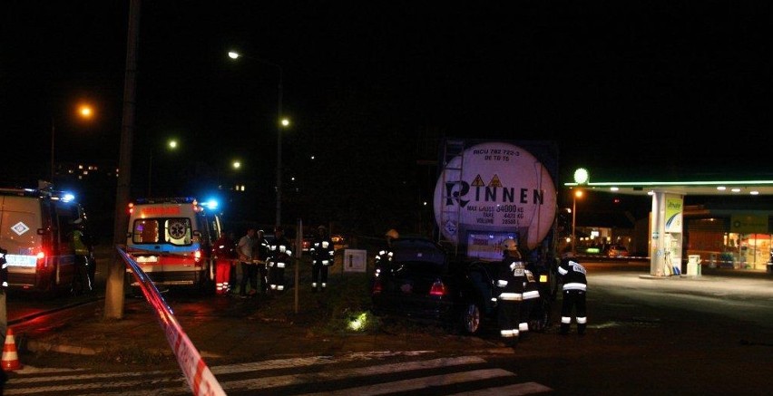 Opole:Kierowca BMW wjechał w cysternę na stacji benzynowej BP przy ulicy Plebiscytowej [ZDJECIA]