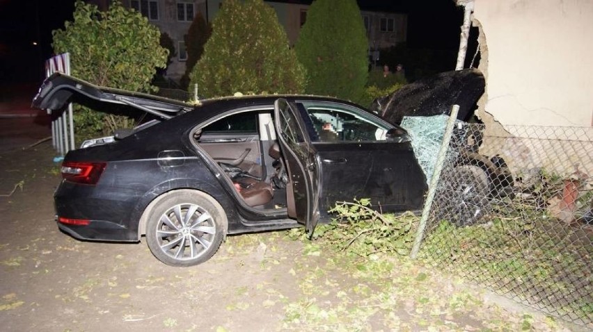 Kierowca stracił panowanie nad pojazdem i uderzył w budynek....