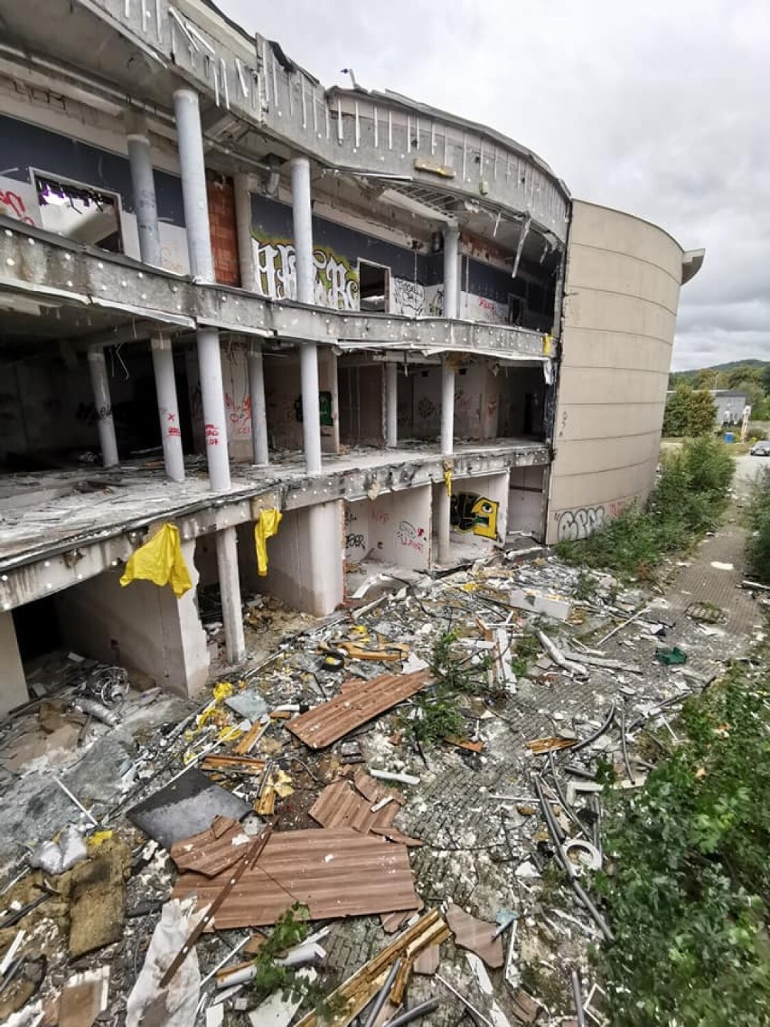 Hotel "Murat" w Redzie. Tak dzisiaj wygląda obiekt, który lata świetności ma już za sobą. Teraz widać tylko zniszczenia i dewastacje