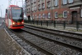 Gdańsk: Rowerzysta przestraszył się sygnału dźwiękowego tramwaju i uderzył w pojazd szynowy. Uruchomiono komunikację zastępczą 13.05.2022