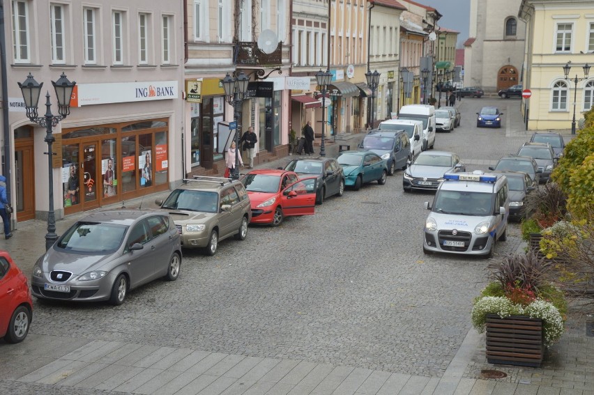 Namalują białe paski na oświęcimskim Rynku Głównym. Bo takie są przepisy 