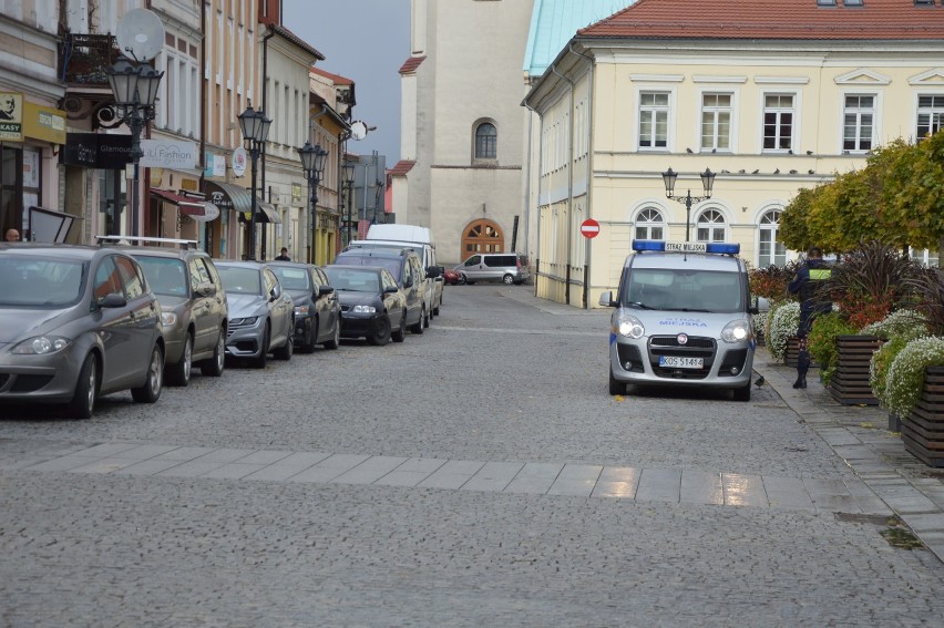 Namalują białe paski na oświęcimskim Rynku Głównym. Bo takie są przepisy 