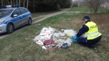 Kolejne dzikie wysypisko śmieci, tym razem koło Zelowa. Policjanci znaleźli właściciela, zdradziła go recepta