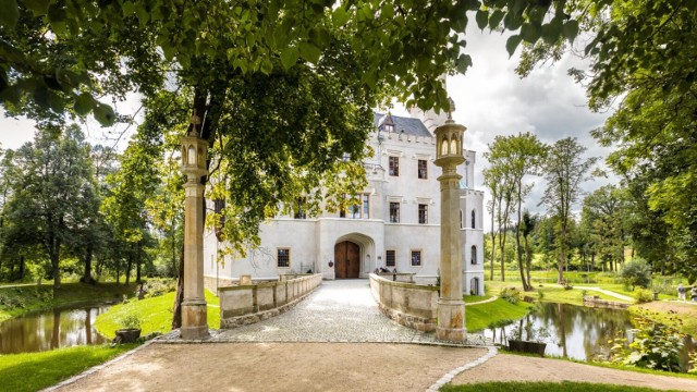 Zamek w Karpnikach jest jednym z najlepiej ocenianych obiektów usługowych w okolicy jeleniej Góry. 5-gwiazdowy hotel cieszy się rewelacyjną opinią.

Jak dojechać do zamku w Karpnikach? Mapa dojazdu

