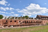 Malbork. Na Przedzamczu trwa odbudowa dawnych budynków gospodarczych. W jednym prace wre, w drugim musiała spowolnić