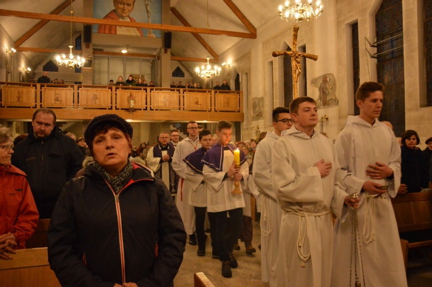 Relikwie św. Matki Teresy w Kalkucie wprowadzono do kościoła św. Wojciecha w Kartuzach ZDJĘCIA, WIDEO