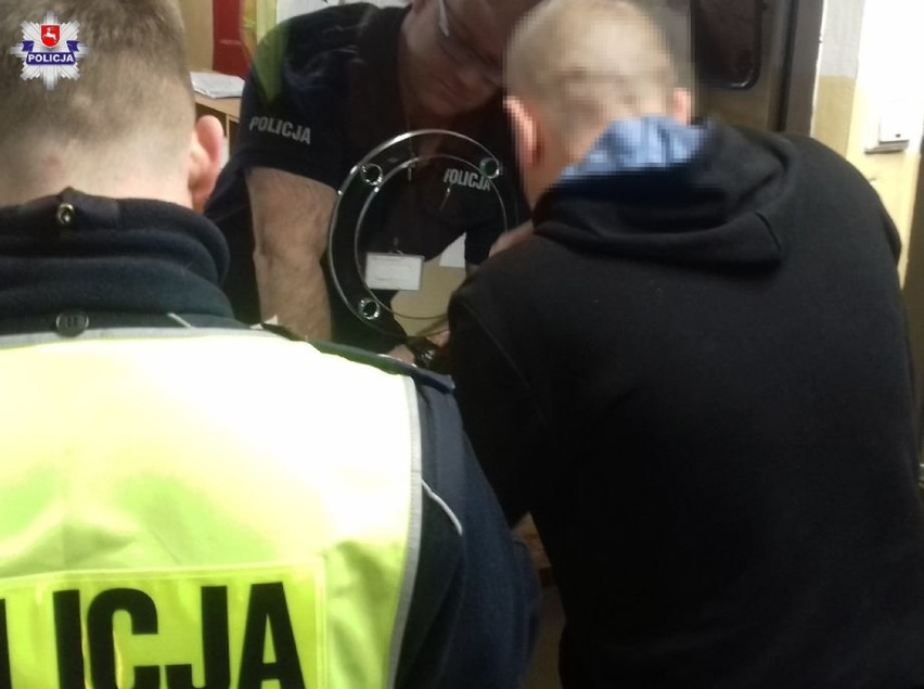 Pijany kierowca zatrzymany, dzięki obywatelskiej czujności. Mieszkaniec Łukowa nie miał prawa jazdy, za to miał sądowy zakaz kierowania