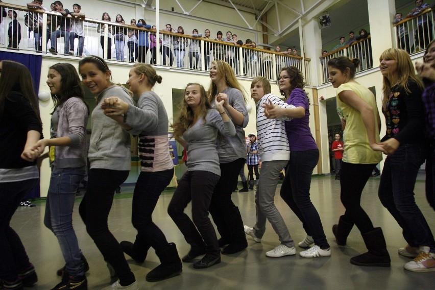 Lubin: Taneczne przerwy w Gimnazjum nr 4 (zdjęcia i video)