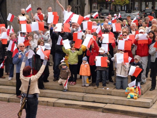 Wspólne zdjęcie, rozdawanie flag, śpiewanie pieśni ...