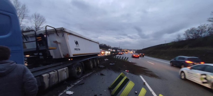 Kraków. Kolejny tir ściął bariery na autostradzie A4. Robią się korki