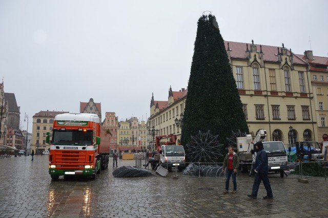 Przygotowania do Jarmarku Bożonarodzeniowego na wrocławskim Rynku