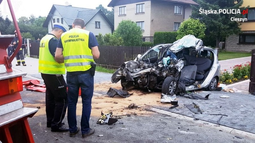 Tragiczny wypadek w Cieszynie [ZDJĘCIA]. Zginęła kobieta kierująca toyotą. Zderzyła się z ciężarówką