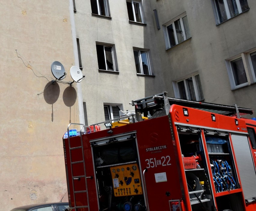 Pożar mieszkania przy ulicy Sienkiewicza w Skierniewicach. Dwie osoby poszkodowane w stanie ciężkim