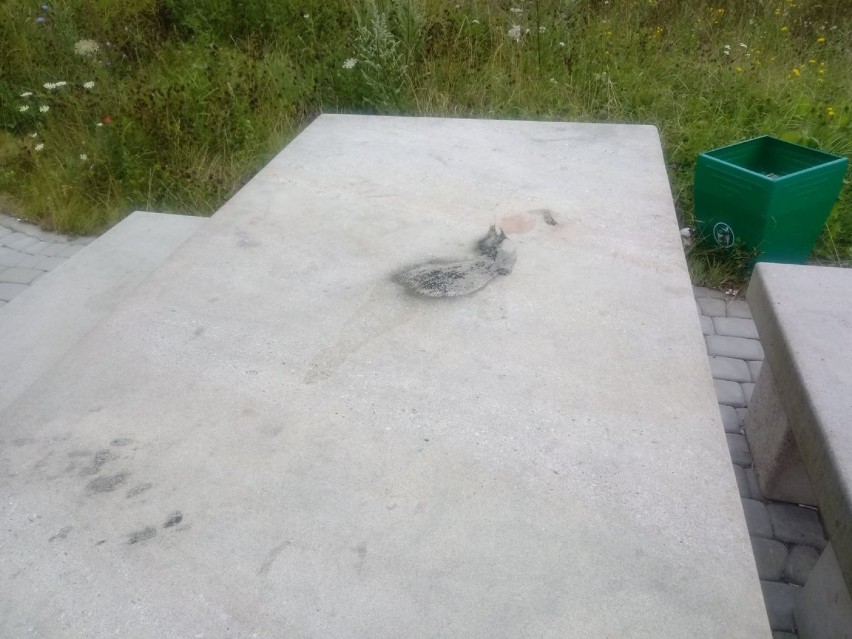 Wandale zniszczyli ławki na parkingu w Wambierzycach