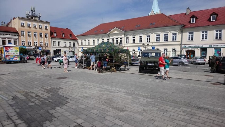 Pojazdy opancerzone na Rynku w Oświęcimiu. Muzeum Techniki Wojskowej z Rajska pochwaliło się częścią swoich zbiorów [ZDJĘCIA]