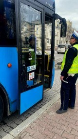 Przednia szyba sklejona taśmą, korozja i nieszczelny układ hamulcowy. Policjanci zatrzymali pod Warszawą autobus w fatalnym stanie