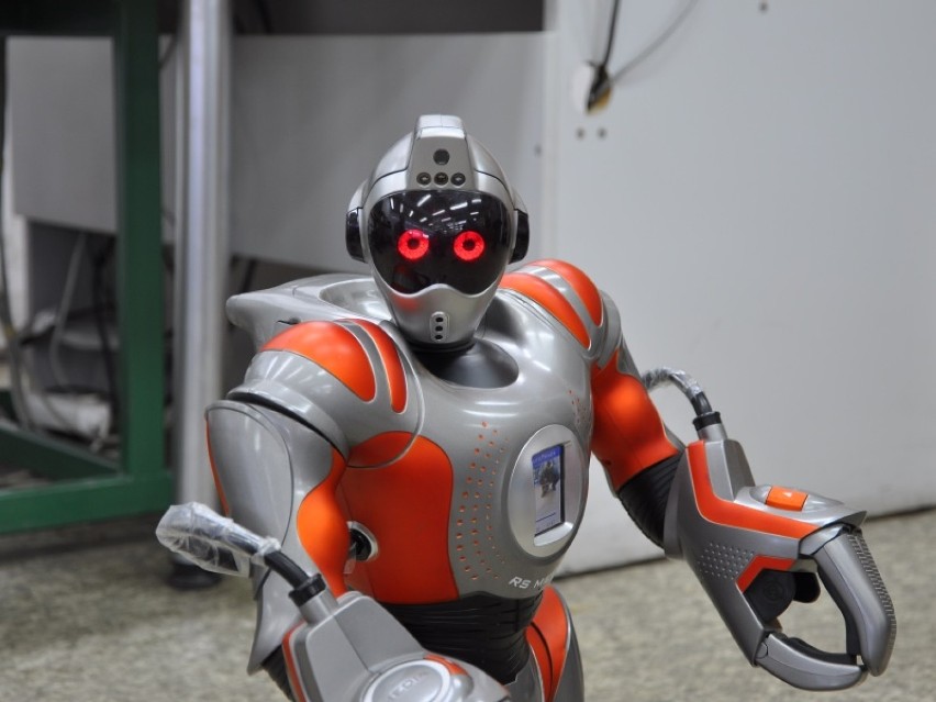 Robot człekokształtny powitał w Katedrze Automatyki i...