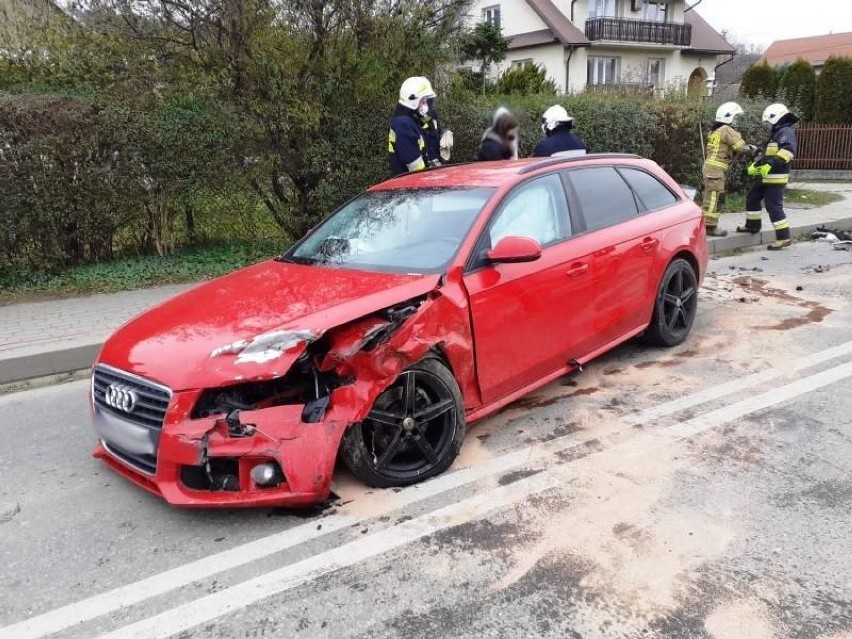 Kąclowa. Rozbite auta zablokowały drogę z Grybowa do Krynicy-Zdroju. Ranny trafił do szpitala [ZDJĘCIA]