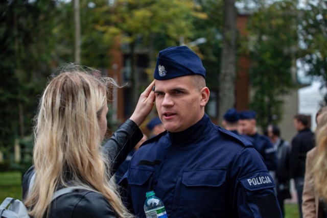 Ślubowanie policjantów. Według biznes-interia.pl na początku 2023 roku policyjny kursant zarabiał 3539 zł netto, a gdy awansował na policjanta jego wynagrodzenie wzrastało do  4474 zł netto.