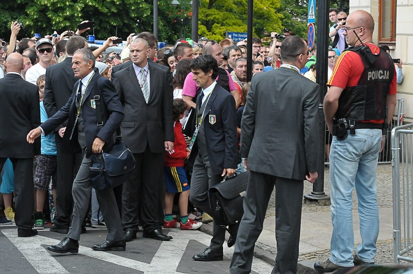 Euro 2012: Zobacz, jak włoscy piłkarze opuszczają hotel w Sopocie i odjeżdżają na mecz (ZDJĘCIA)
