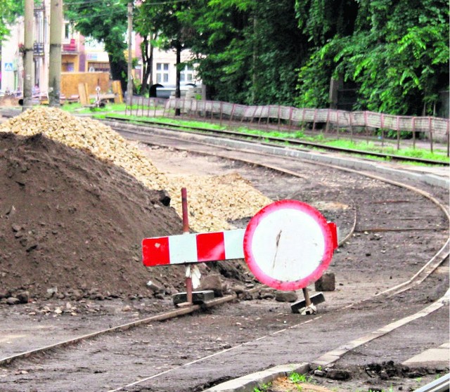POGOŃ
Robotnicy rozpoczęli już wylewanie asfaltu na ul. Żeromskiego. Utrudnienia dla samochodów i tramwajów związane z pracami nad siecią kanalizacyjną mają potrwać do końca tego miesiąca.