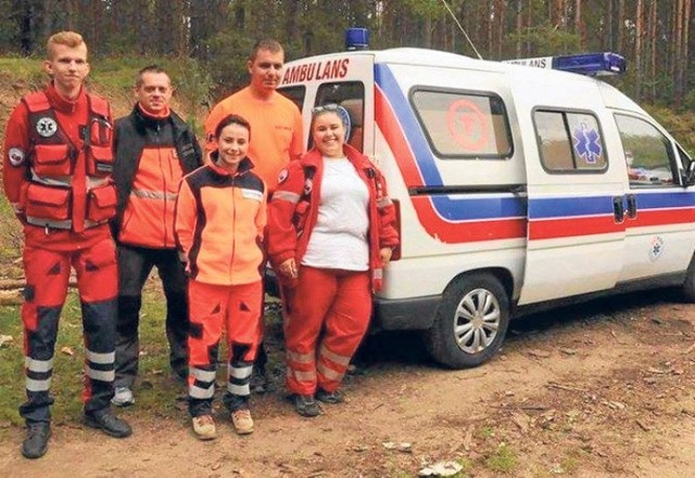 Ratownicy-ochotnicy z OGR Tadmed Szczecinek i ich wysłużony citroen, który wymaga naprawy