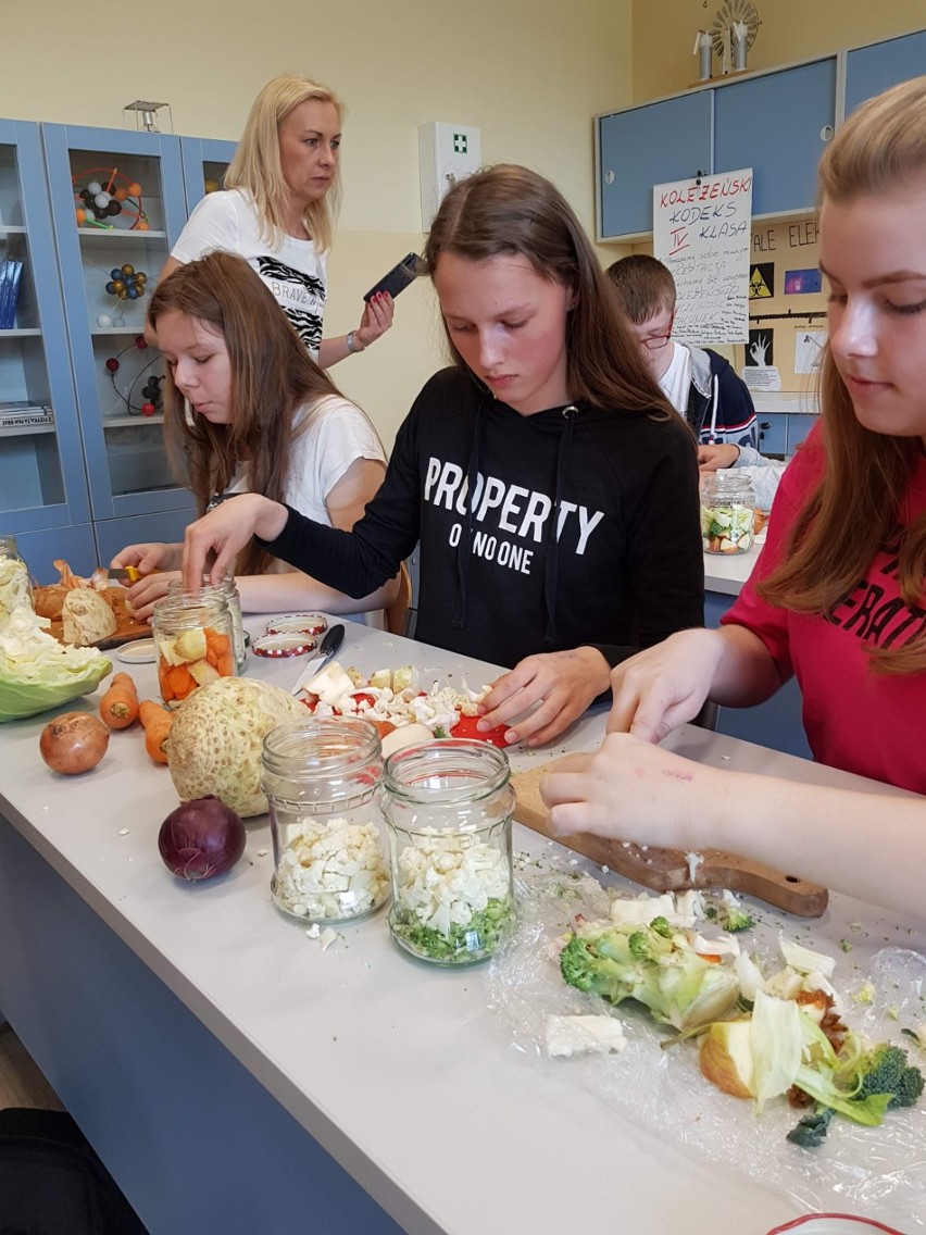 Kiszenie w Bierkowie! Uczniowie kisili warzywa i owoce [zdjęcia]