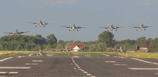 Pas startowy na radomskim lotnisku na Sadkowie ma być wydłużony o 500 metrów do długości 2,5 kilometra. Po rozpoczęciu przebudowy zespół Orliki przeniesie się do Dęblina.
