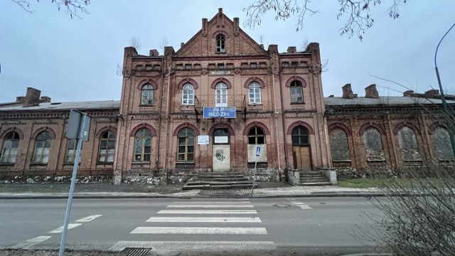 Budynek Kolei Warszawsko-Wiedeńskiej w Będzinie niszczeje. Uda się go uratować?

Zobacz kolejne zdjęcia/plansze. Przesuwaj zdjęcia w prawo naciśnij strzałkę lub przycisk NASTĘPNE