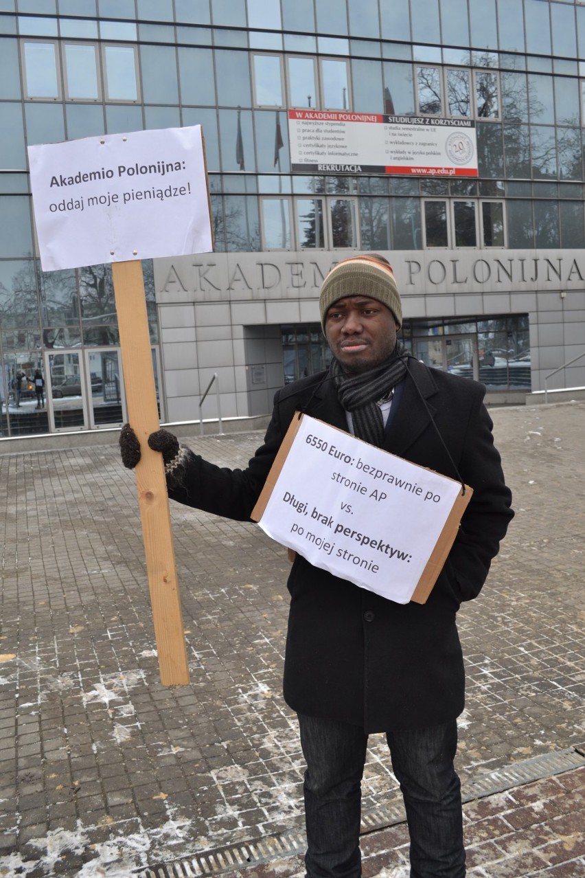 Student z Nigerii protestuje