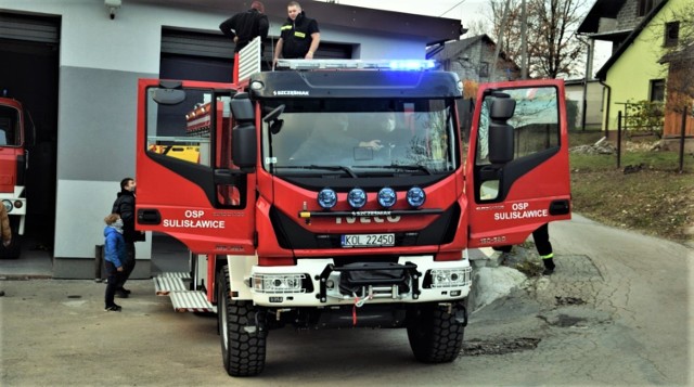 W OSP Sulisławice, w gminie Wolbrom, cieszą się z nowego wozu ratowniczo-gaśniczego.