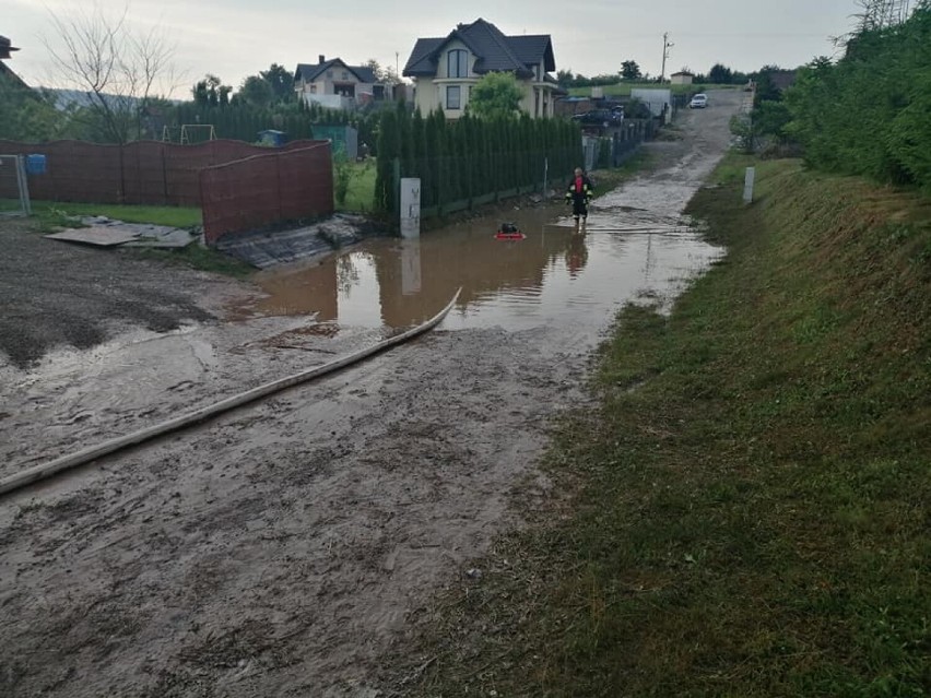 Strażacy pompowali wodę po ulewie i zabezpieczali dachy po gradobiciu w Ostrowie i Kuźminie w powiecie przemyskim [ZDJĘCIA]