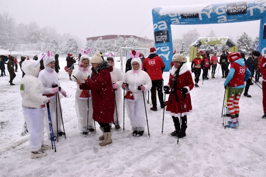 VII Marsz Mikołajkowy. Miłośnicy Nordic Walking przeszli w zimowej scenerii